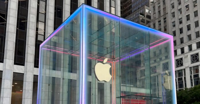 apple-fifth-ave-brilha-em-cores-para-celebrar-o-lancamento-do-iphone-16