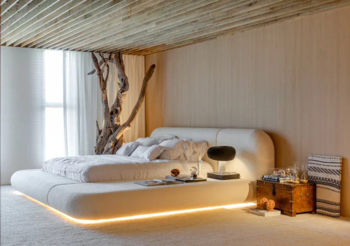 Imagem de um colchão ortopédico em um quarto minimalista, destacando seu design ergonômico e conforto ideal para suporte à coluna
