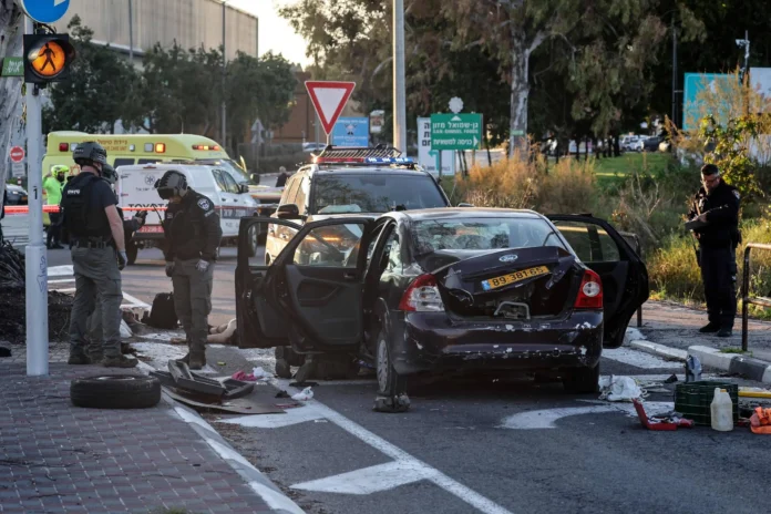 Incidente em Pardes Hanna, Israel: carro atropela pedestres em ponto de ônibus, deixando 14 feridos. Autoridades investigam possíveis motivações.