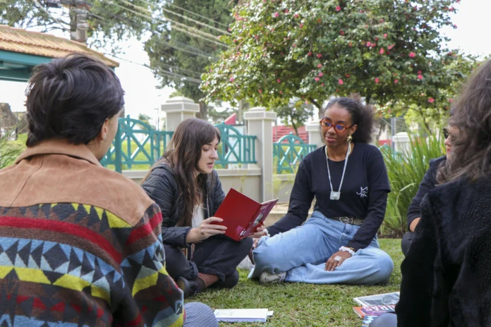 Projeto de Leitura Comunitária Incentiva a Troca de Livros em Praças