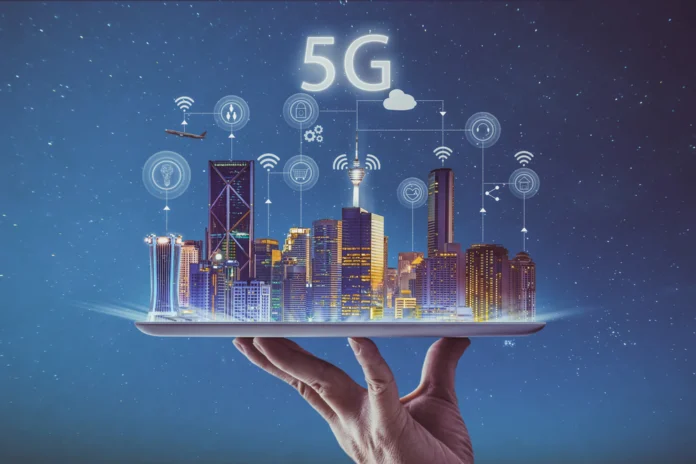 Fábrica inteligente com tecnologia 5G, onde robôs e sensores conectados otimizam a produção em tempo real.