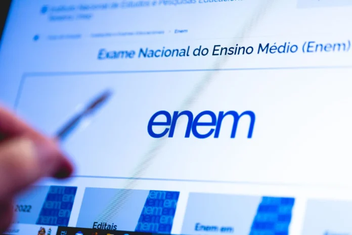 Imagem representando uma prova utilizando a Teoria de Resposta ao Item (TRI), destacando como a avaliação considera o desempenho nas questões.