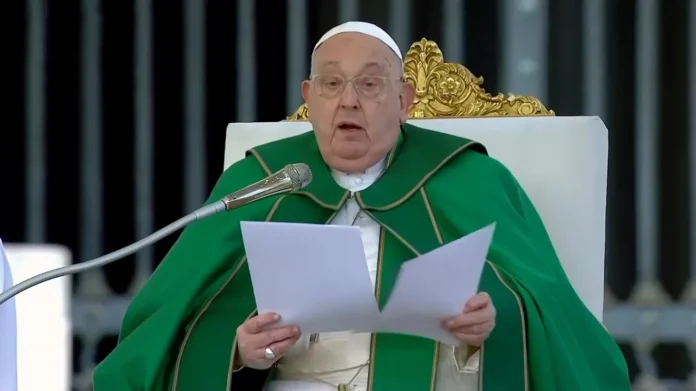 Papa Francisco está melhorando e trabalhando no hospital, diz Vaticano